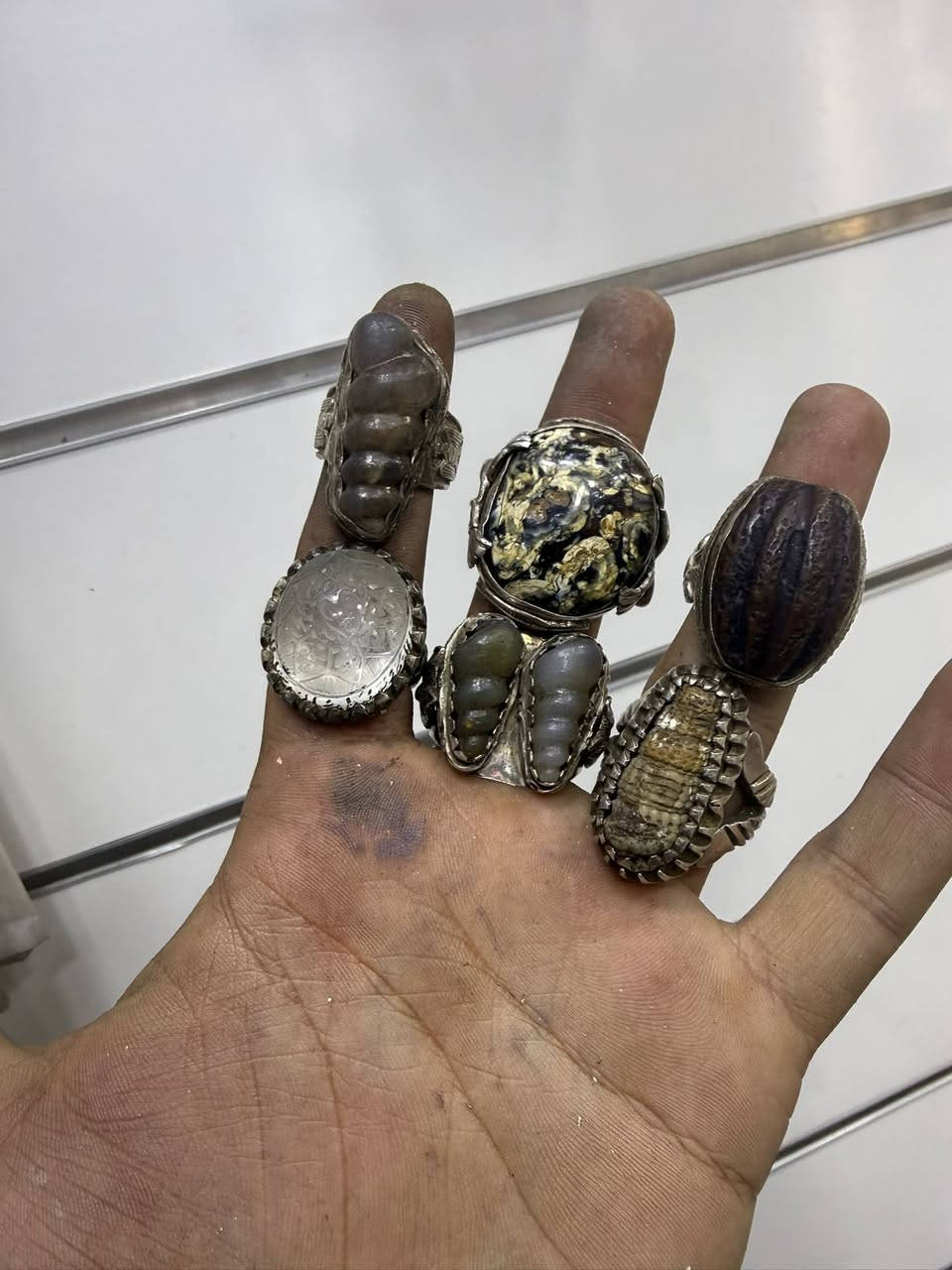 السلام عليكم 6قطع محابس فضه 925 حجم كبير ضياغه يدويه احجار كلش حلوه مع لوي نباعي السعر الكلي 500الف قفل عنواني بغداد التراث قرب تقاطع درويش *********** وزنهن 181غرام
