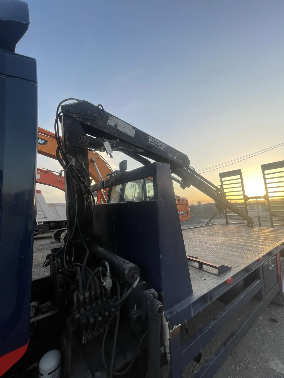 مۆدیل ٢٠٠٣ 
مەکینە ٤ پستۆنی پەمپو نۆزل 
گیر و مەکینە و ئەکسل و بەشەرت 
٣ جوت تایەی لۆکی بۆ بەسراوە
کرین ٣ طن سلایدیکی هایدرۆلیک و سلایدیکی دەستیە
وینج کاربایە 
پشت وەرەقە 
بۆدیکی دەرجە یەکی دەرگە جەگە 
سەنەوی بەسەر چوە تەحویلی بەشەرت 
سعری ١٤٥$ معمالە


**إذا كنت صاحب هذا الإعلان وتريد حذفه لأي سبب، رجاءا أرسل رسالة إلى الدعم الفني**