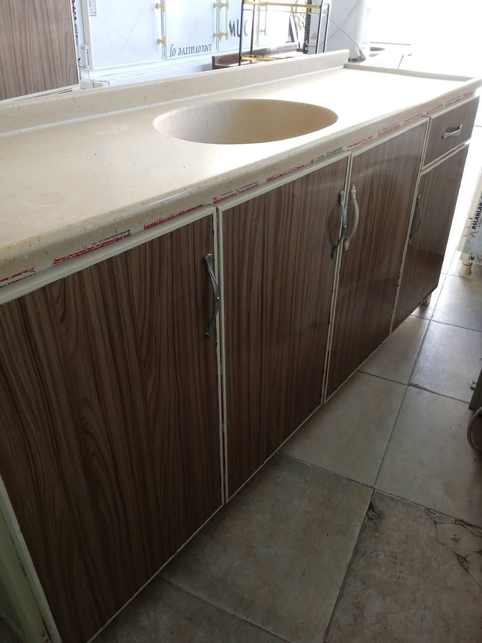 كاونتر سنك المنيوم ٣قطع الارضي مترين والملحق مترين والسنك مترين نظيف جدا هفلان قرب  جامع سيد طيب ***********
