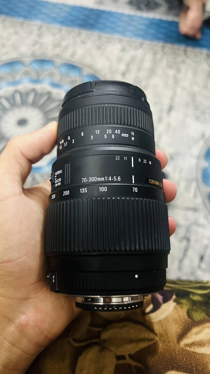 السلام عليكم نيكون 7000 بطاريه وحده + رام + شاحنه بطارية + عدسه 70-300 و عدسه 18-105 توصيل موجود 500 وبيها مجال اتصل ***********
