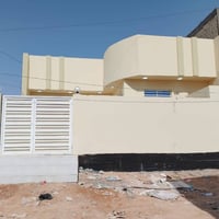 بيت 200 م بناء درجه اولى يوجد به غرفتين وصاله واستقبال و مجمع صحيات ال...