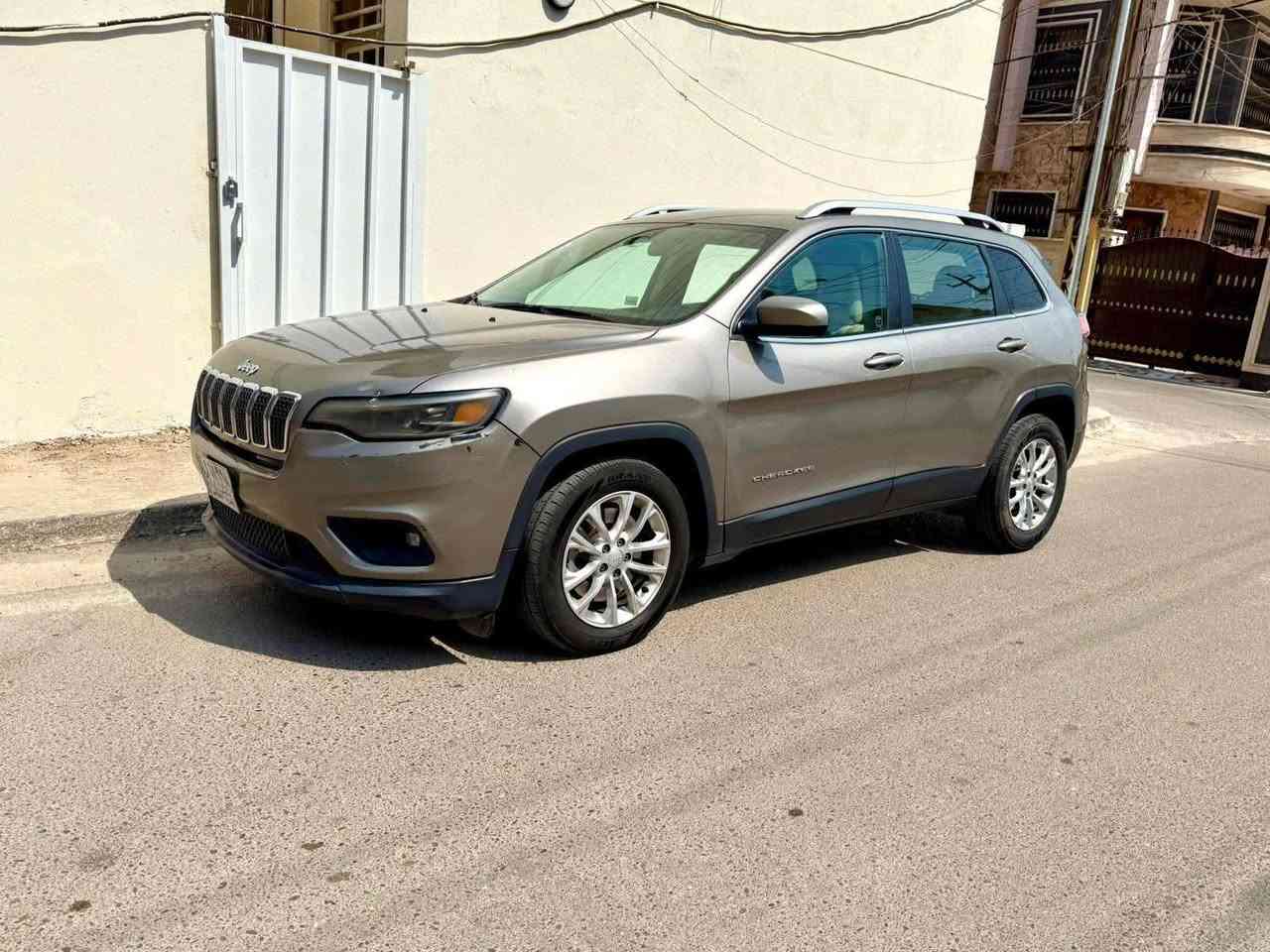 اسلام عليكم بيع مستعجل وسعر مناسب جيب شيروكي ٢٠١٩ لاتتيود - بزون وارد امريكي
محرك ٢٤٠٠ دوش

تحكم ستيرن.

ضربتها حلوة، جاملغ ورة الايمن صبغ مع الباب الخلفي

زوج تاير جديد اتصل على الرقم ***********
