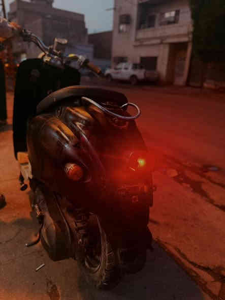 للبيع دراجة عبد الحليم 60 تشتغل سلف و هندر 
نكره هندر كهربائيات كلها شغاله اشاير لايت امامي بگلايت كله شغال مكينة ناعمة الدراجة نظيفه بس نقصهة كفرات لان صبغهة جارد رايدها ب150 قفل مكاني بغداد جديده متواجد واتساب ***********
