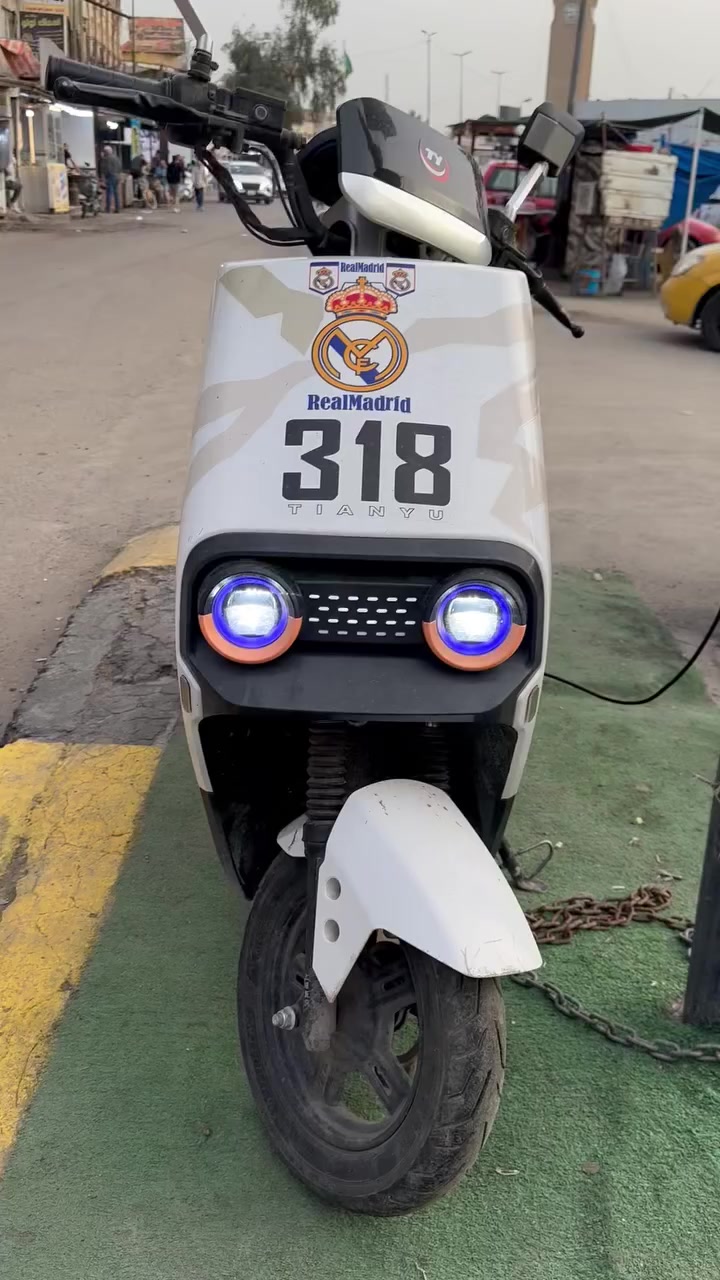 السلام عليكم 
سعر مناسب
دراجه شحن للبيع 
5بطاريات
المحرك: يعمل بمحرك كهربائي بقوة 1500 واط. 
البطارية والمدى: يستخدم بطارية جرافين، ويصل مداه إلى 60 كيلومتر في الشحنة الواحدة. 
السرعة: تصل سرعته القصوى إلى حوالي 65كم/ساعة. 
التصميم: يتميز بتصميم مخصص
، مع وجود أضواء أمامية مزدوجة مميزة
3نمر سرعه
للعنوان_بغداد_الاعظميه 
صار فتره من ماخذه 
تعال خاص بيك خير وتدلل


**إذا كنت صاحب هذا الإعلان وتريد حذفه لأي سبب، رجاءا أرسل رسالة إلى الدعم الفني**