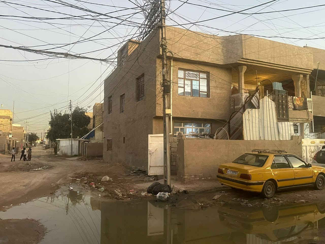 سلام عليكم دار للبيع مساحة 150 متر ركن واجهة 10 نزال 15 طابقين معزول كل طابق غرفتين نوم واستقبال ومطبخ وصحيات العنوان شارع حسينيه السلام قرب السريع رقم القطعه 3458 التفاصيل واتساب أو اتصال 
***********
