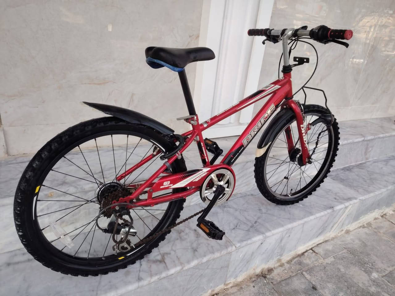 السلام عليكم ورحمة الله وبركاته
بيسكل موديل كيمو حجم ٢٢
باله ياباني النضافه فول وضع حاويه
ماركه ( DRIDE )
يده كير ٦ نمر شيمانو اصلي
حساس امامي ثلجي شغال 
السعر ( 100 الف)
لون ميمز احمر  مختم 
كشن اصلي ماركه تايرات بلادي
قفل خلفي اصلي شغال
عنوان المحل بغداد شارع الفلاح
هاتف *********** 
الاستفسار واتساب
