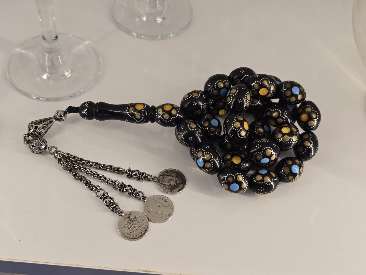 السلام عليكم اخوان نارجين طبيعي قديم جداً 33خرزة كركوشة فضه عيار نازل وزن القطعه 162مع الكركوشه محمل شيوخ جداً خشنه يوجد توصيل لجميع المحافظات السعر 120الف للطلب الرقم ***********واتساب
