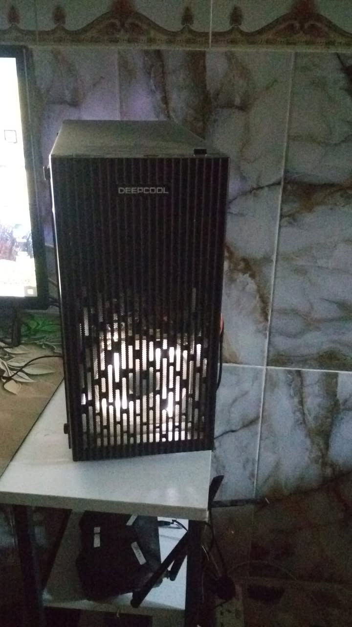 السلام عليكم pc للبيع 
وندز 10  ذاكرة 128 كيكة هارد hdd500كيكة رام 8كيكة 
تشغل جمع الالعاب بوبجي 120 فريم  فيفة  gta5 
وياها ماوس وكيبورد وواير تشغيل السعر 250 مكاني صلاح الدين سامراء ***********
