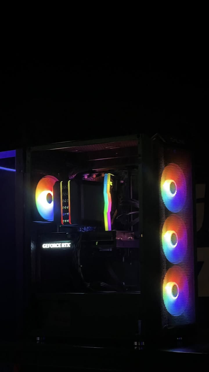 تجميعة جديده استعمال جداً قليل
معالج: Intel Core i5-12400F
(جيد جداً للألعاب والبرامج الثقيلة، 6 أنوية / 12 خيط).

كرت الشاشة: RTX 4060 Ti 8GB
(ممتاز للألعاب على دقة 1080p و1440p
وحتى بعض الألعاب على 4K).

الرام: 16GB (2×8GB) T-Force Delta RGB –
(كافية للألعاب والاستخدام العام)

اللوحة الأم: ASROCK H610M HVS
(لوحة اقتصادية، تكفي المعالج لكن محدودة من ناحية الترقية ودعم مميزات متقدمة).

 • التخزين: SSD 1TB
(سريع وعملي للألعاب والويندوز).

 • مبرد المعالج: M90 White
(يبقي حرارة المعالج مستقرة بشكل ممتاز).

 • الباور: 600W من GAMDIAS
(يكفي للكرت والمعالج بشكل جيد جداً).

 • الكيس: Galax Revolution 07 مع 4 مراوح (جيد للتهوية).

الإكسسوارات: كيبورد، ماوس، وسماعة Redragon ماركه معروفه

الشاشة : aoc 24in 180hz 

السعر : 1,450,000 

المكان : الانبار / الفلوجة 

رقم التواصل : ***********
