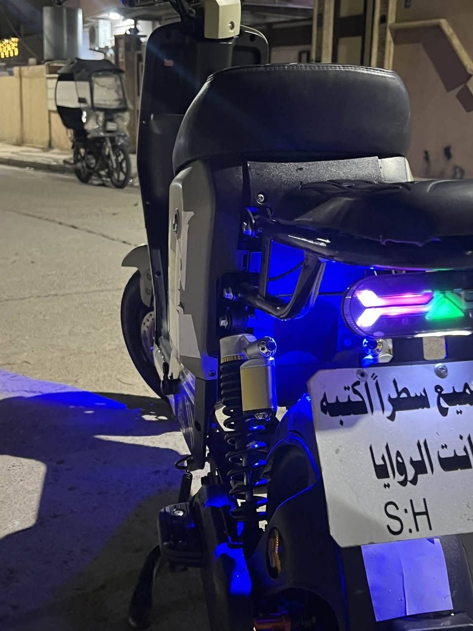 دراجا شحن خمس بطاريات 60v
20امبير يمشي 70 كيلو متر بلشحنه الواحده بي نطام الرجوع للخلف ملف 1600 واط سرعه 99 الحقيقي 70 اربع سرع مثبت سرعه بريكات دسك  جديد كلشي شغال المكان موصل حي العربي السعر 490 وبي مجال ***********
