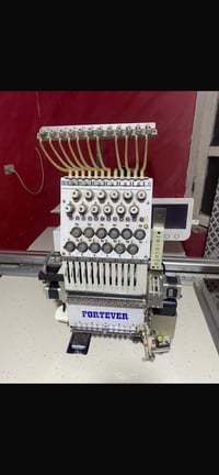 ماكينة تطريز • نظيفة • مريقل