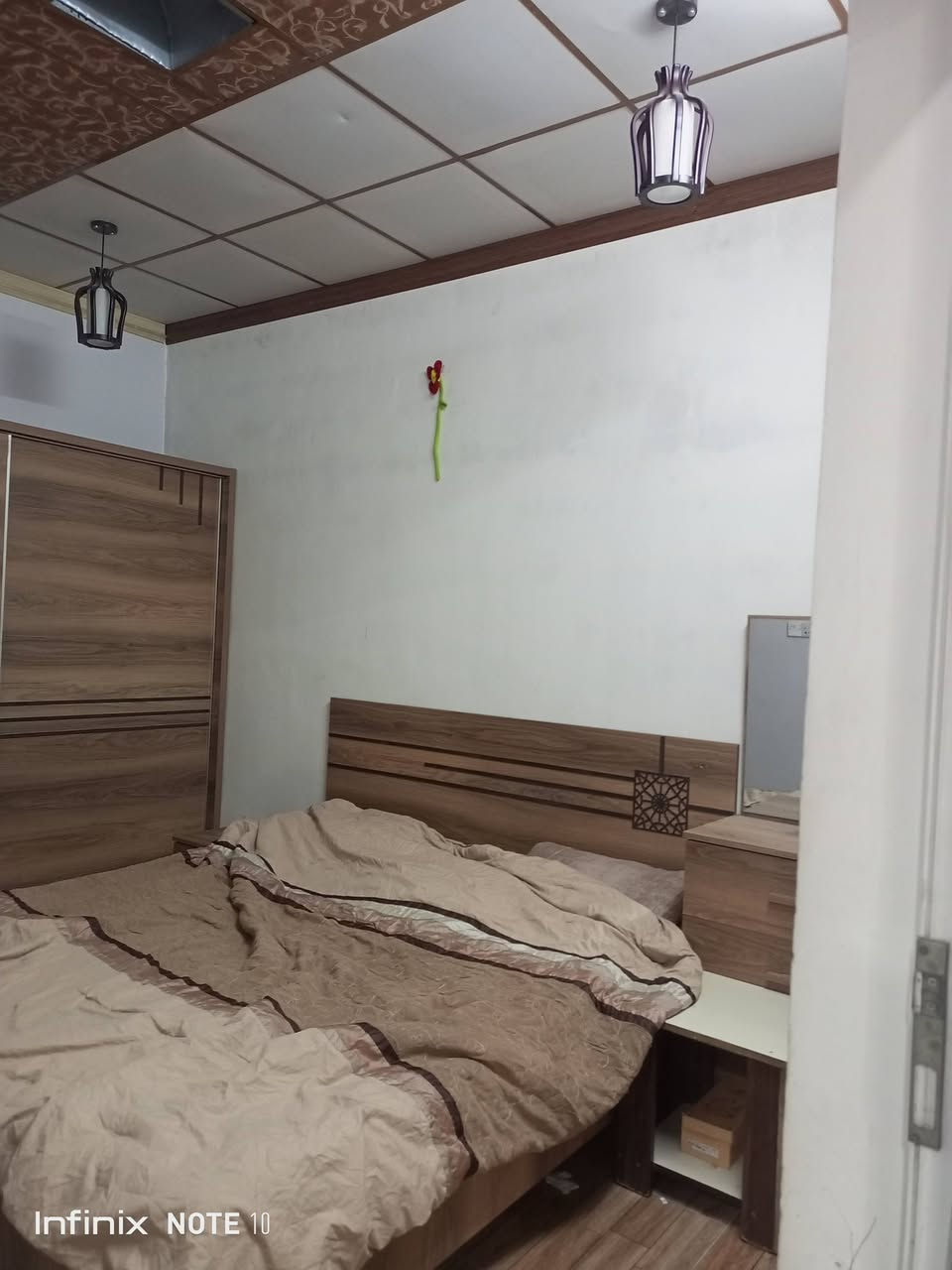 بيت للبيع المساحه 190متر حديقه صغيره+ كراج سياره مطبخ+صالون يعني مكان خطار+هول+2 غرف نوم+حمام وصحيات داخلي معزول+بيتونه جبيره.+ اكو حديقه بصف البيت واسواق هم قريبه وقريب عالشارع العام .المكان بنجا علي قريب محطة الطاهر مقابل منطقة القادسيه،،
***********
