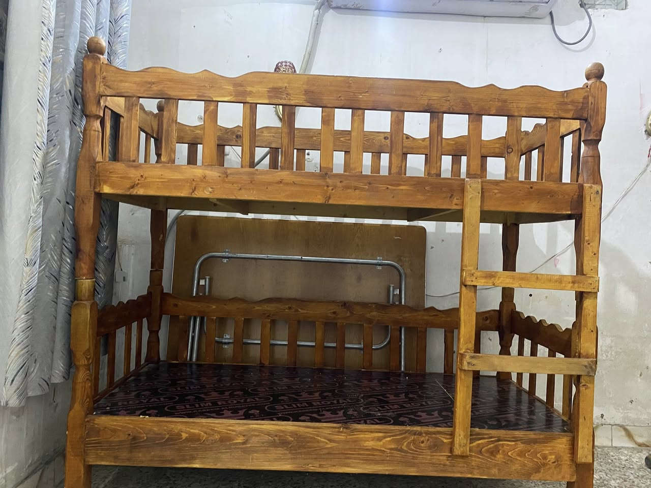 سرير طابقين من عمر سنه إلى 10 سنوات 
شغل. عراقي نظيف. مستخدم  طابقين مع دراج صعود
سمك الجربايه 70 
طوله 160
عنوان. البلديات المضمار. 
***********
