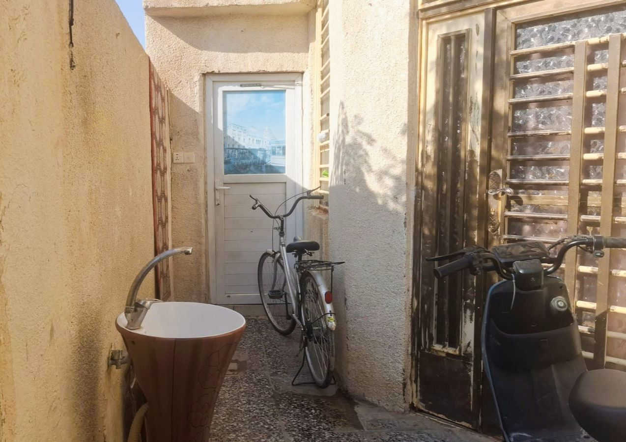 السلام عليكم من بعد رخصة الادمن بيت 100مربع 7.4*12 م يعني تقريبا مربعة الابعاد 
يحتوي على غرفة نوم 4*4 م وصاله 3*7 م مطبخ 3*4 م استقبال 4*5 م وصاله في الطابق الثاني 7*3 م البناء بلوك درجه اولى
اساس وسقف كونكريت 
الموقع  الحر الصغير حي الزهراء يبعد عن الامام الحسين عليه السلام 5 كيلومتر تقريبا
وعن الامام الحر(ع) ١ كيلومتر تقريبا 
الخدمات ماء مجاري كهرباء جيده
قريب ع مدارس والمستوصف الحر الصغير
اقرار قاضي 
السعر 80 بي مجال بسيط 
للتواصل ***********
