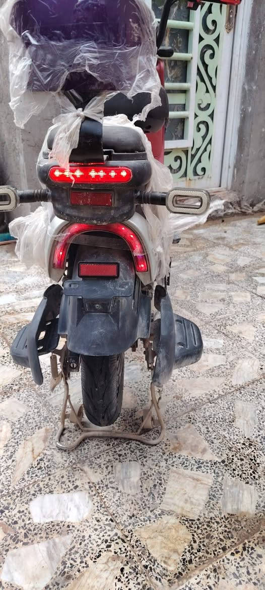 سلام عليكم جبتلكم دراجه شحن حجم 14 الون نادر كلش بنفسجي🟪 السعر 300 وبيه مجال 
المواصفات:

1-سويج التشغيل نسختين والبصمه تشغيل عن بعد نسختين وأيضاً مفتاح قفل بنز نسختين 

2- الملف 350 السرعه الحقيقيه 45

اكو هواي موصفات بعد 

البطاريات الله شاهد ما بيهن شيي ويطولن عندك واصليات الدراجه بعدهي بجيسه ما صارله هواي عندي تقريباً4 أشهر او اقل ومستعجل على البيعه وعلي عندي ضروف رقم التواصل:*********** موجود كل برامج التواصل الاجتماعي في الرقم
