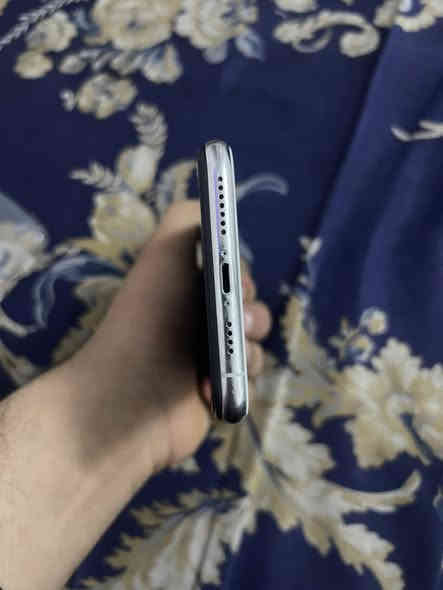 السلام عليكم للبيع ايفون ١١ برو ماكس ذاكره ٢٥٦ مبذل شاشه وبطاريه جديدات ونوعيات زينه وشاشته إلا صليه هم موجوده بيه نقطه بيضه الجهاز كلش حلو ونضيف  السعر كامل ويا شاشه اصليه ب ٣٤٠ الف مكاني بغداد ناحيه الرشيد رقمي بي واتساب ***********
