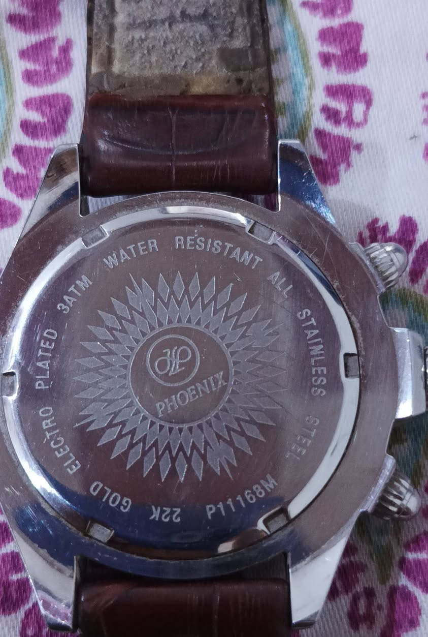 ​المواصفات: ساعة كرونوغراف (Chronograph) كلاسيكية بقرص أبيض وتصميم فخم.
الطلاء: مطلية بذهب عيار 22K (Electro Plated) مع الحفاظ على لمعتها.
​الهيكل: ستيل كامل مقاوم للصدأ (All Stainless Steel).
​الحالة: الساعة مستعملة وتعمل بدقة عالية، مقاومة للماء (3ATM).
للجادين فقط، يرجى التواصل عبر الرسائل أو الاتصال ماسنجر


**إذا كنت صاحب هذا الإعلان وتريد حذفه لأي سبب، رجاءا أرسل رسالة إلى الدعم الفني**