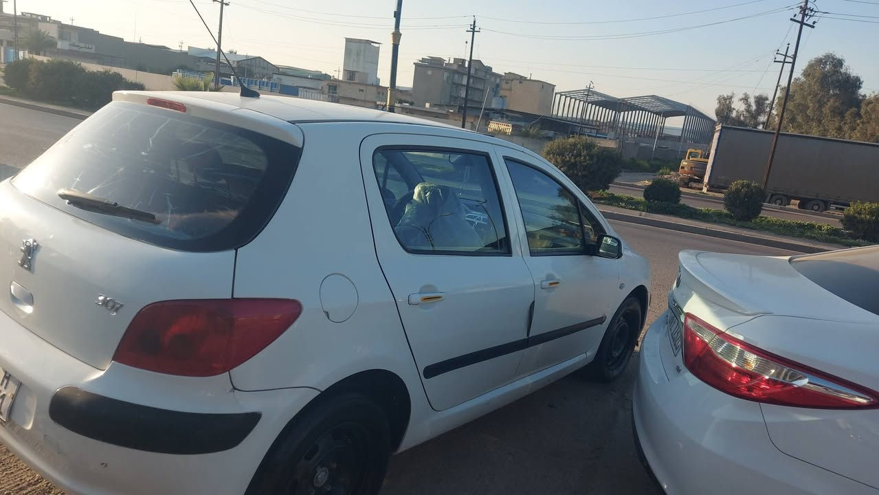 بيجو ٣٠٧
موديل ٢٠٠٥ 
محرك كير مابيهم شي 
طخم مابي شي 
صبغ انطيك عام 
صاحبها موجود تحويل مباشر 
رقم بغداد 
مكاني الموصل 
سعرها ٤٦ بي شويه مجال 
***********
