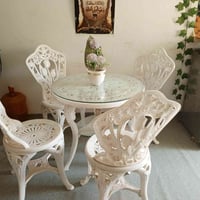 ميز طعام • للبيع