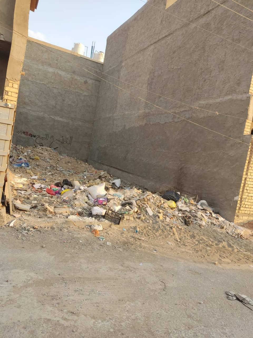 السلام عليكم قطعة أرض البيع مساحة 100 متر جبهة 6 وربع موقعهة مقابيل بانزين خانه مال جبهة علا القنات مباشرتن سند زراعي سعر 55 ستفسار تصال ***********
