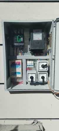 انا كهربائي محتاج شغل وي مقاول شركه كون مستمر مكاني بغداد زعفرانيه ٠٧٧...