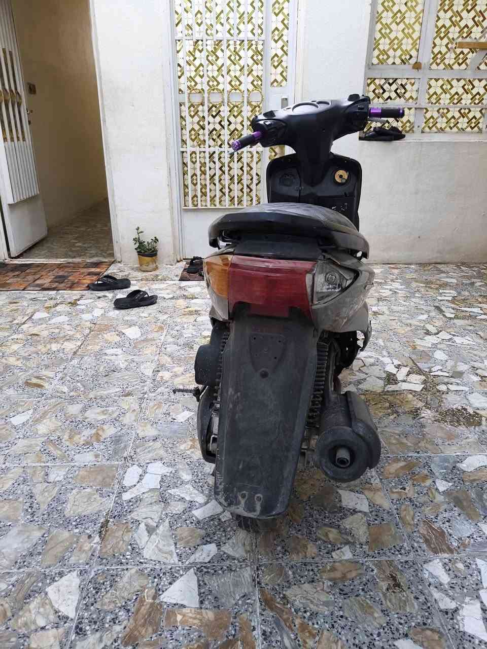 سلام عليكم دراجه سكنس نثيه للبيع كامله سلف وهندر سعر 375  وبيها مجال حك الجيه  ***********
