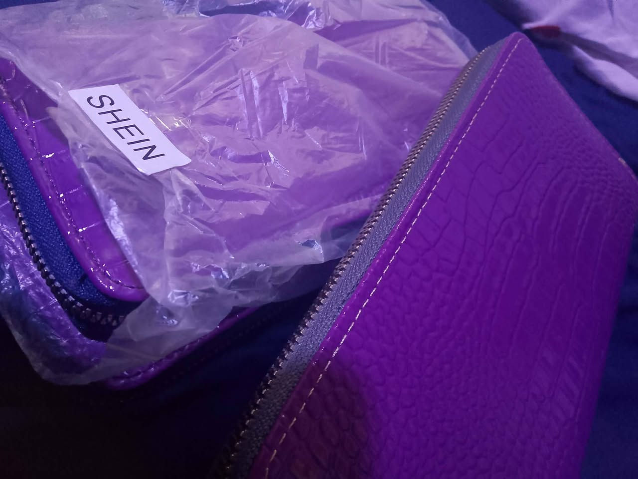 جزدان شي ان كوالتي راقي جداً والسحاب  فول
درزن 3 اللوان احمر بنفسجي نيلي


**إذا كنت صاحب هذا الإعلان وتريد حذفه لأي سبب، رجاءا أرسل رسالة إلى الدعم الفني**