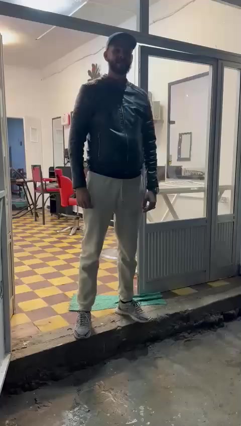 السلام عليكم في ولايه تيارت خوتي كبار والصغار المحل 💇🏻  وين راه جاي اهو عند لابوس تاع  براريك ولا  فوق السبيطار مرحبا بكم عند سي الحاج بشير اخونا عبدو الكوافير وخونا محمد كوافير 💈وخونا الشنوي الكوافير✂️  اهل وسهلا بكم


**إذا كنت صاحب هذا الإعلان وتريد حذفه لأي سبب، رجاءا أرسل رسالة إلى الدعم الفني**