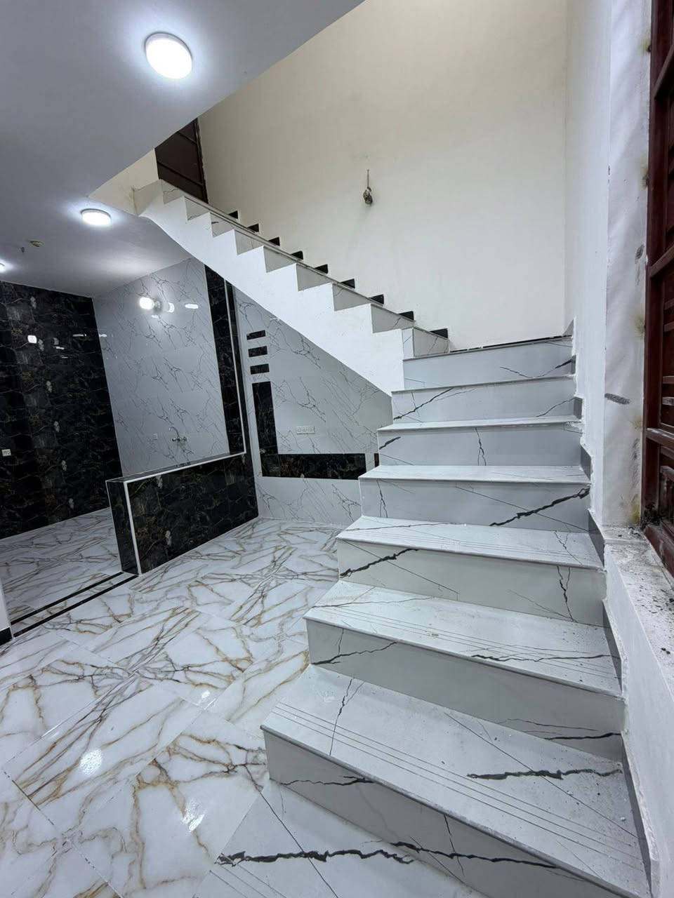 للبيع بيت ١٠٠م خلفي بناء حديث طابوك مسلح العنوان الفداء مقاطعه ٢٤ خدمات ماء مجاري كهرباء بدون تبليط السعر ٧٥ مع المجال للاستفسار الاتصال 
***********
