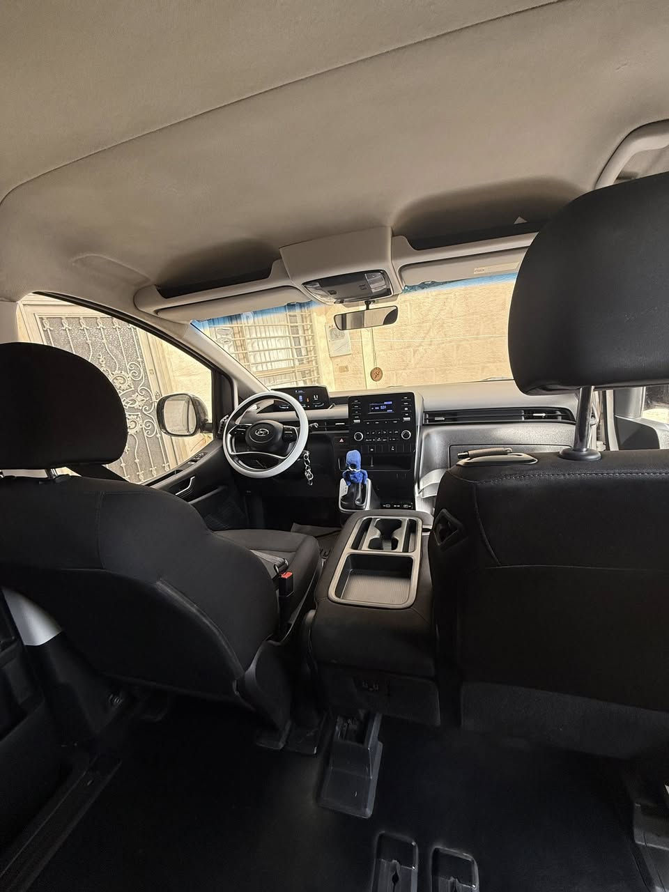 السلام وعليكم سيارة هيونداي ستاريا موديل 2023 لون ابيض رقم إجرة وارد كوري  محرك بانزين 6V  عدد الركاب 11 بيها شبر بارد نفس ما موضح بل صورة  لباقي وضع شركة شراي اتصل ***********
