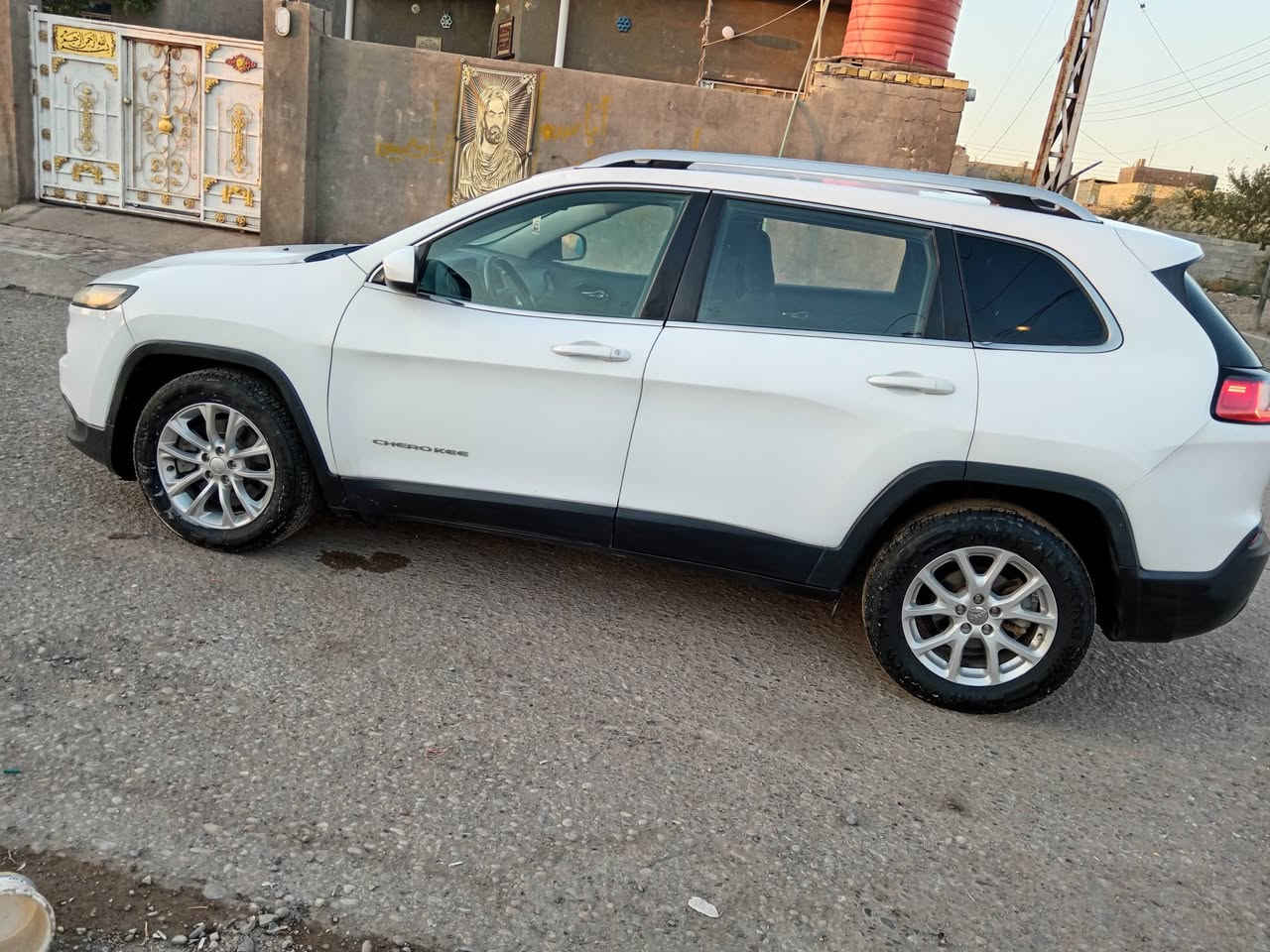 سلام عليكم ورحمة الله جيب شيروكي موديل 2019 محرك 2400 4 سلندر سونار مرفق مع الصور للتصال *********** المكان ميسان السعر 100
