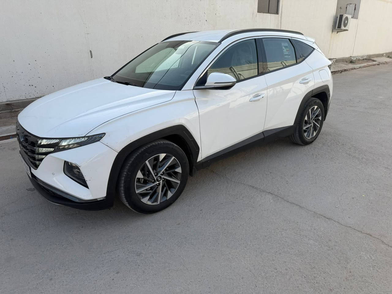 هونداي توسان 2023 خليجي فول مواصفات عدا البنوراما مكفوله من الصبغ بيها مكانات بارد بسيطه السونار مرفق بالصور سياره جديده او جاهزه مكينه او كير مكفولات رقم بغداد دولي 
السعر 190$ ***********
