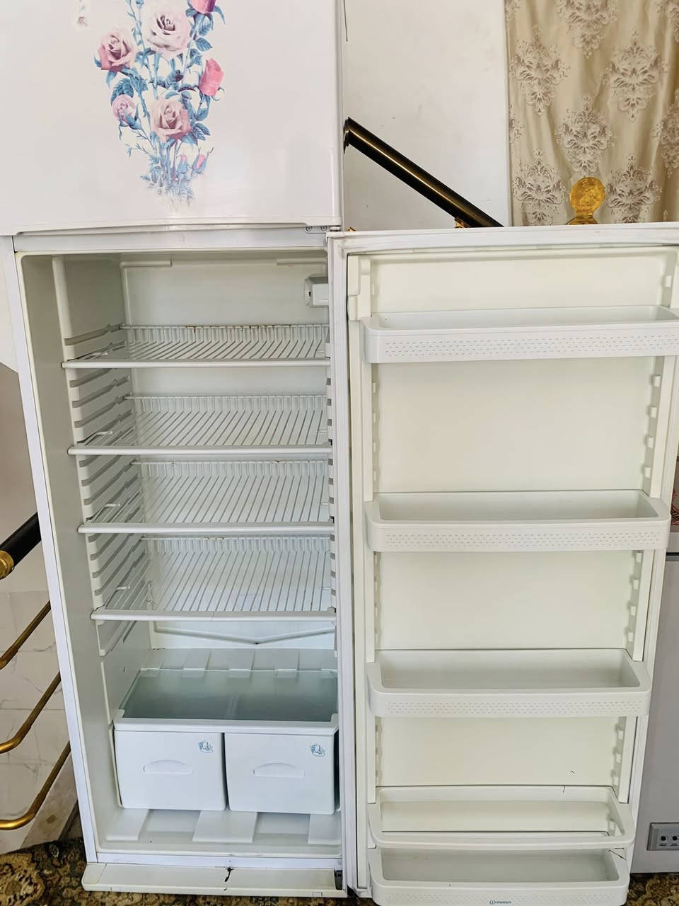 سلام عليكم ثلاجه للبيع نضيفه مابيهه اي عطل ولاخياس ولا اي شي بعدهي جديده السعر 150 الف مكاني اربيل كسنزان يم مجدي لاند للاستفسار ***********
