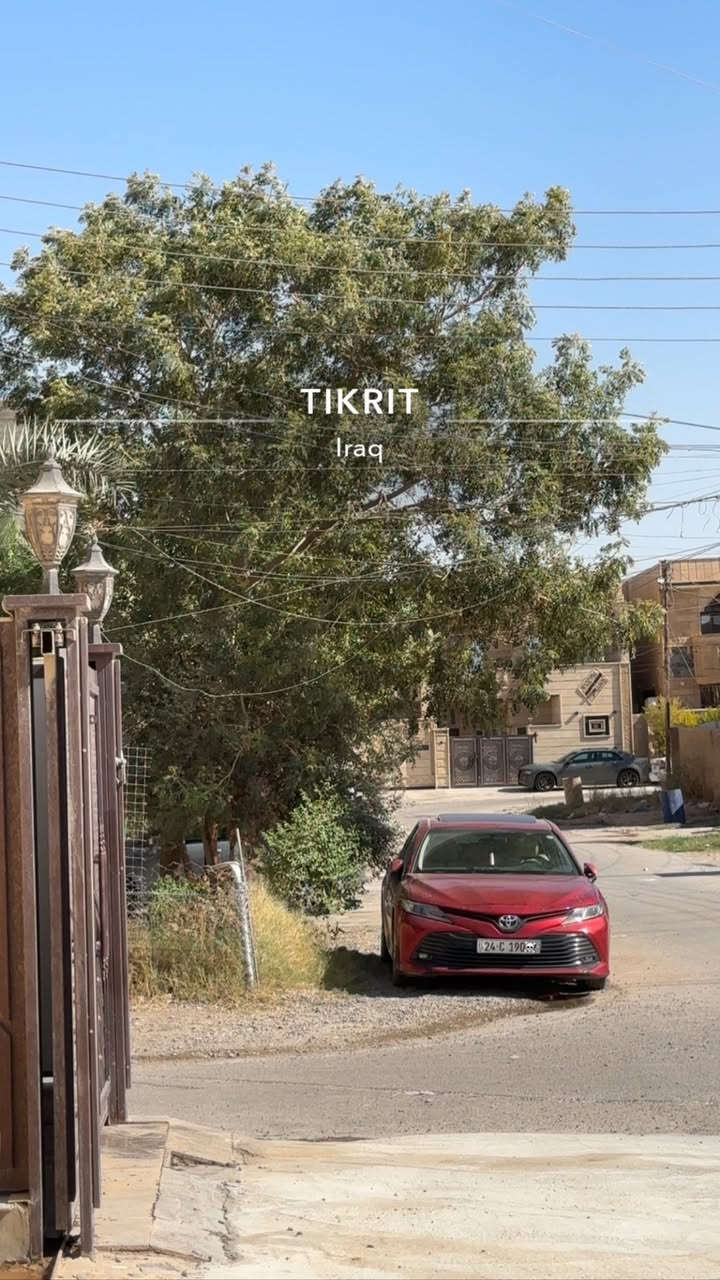 السلام عليكم …
للبيع كامري 2018
خليجي GLE وكالة ساز 
فول مواصفات 
فتحة سقف 
بصمة +دخول ذكي 
اشاير بالمري +مري شفط 
حساسات كاملة امامي خلفي 
كامرة خلفية محدده
زينون LED بلادي 
بردة خلفية ع بك تنزل ع دي تصعد بلادي 
داخل ملكي لونين +صاج 
شعار تيوتا ع دواسات 3الوان 
هندبريك بصمة اوتو 
تحكمات ستيرن كامله 
انارة داخلية 3 الاوان 
تبريد قطعتين 
زينون عالي ناصي +ضبابي +بلوجكترات بلادي 
كير محرك بشرط بلادي ممفتوح 
جامات 4كامل اوتو 
ماشية 180 الف كيلو او 111الف مايل 
عليها تخم تاير جديد 
صدرها كله جديد 
هزة وسنوية جديدة
شمالية رقم دهوك 
سيارة كلين تايتل بدون صبغ غير بارد بيها بسيط على كد شبر بالهلال جوة قبق البنازين كلش بسيط 

5ويل كروم بلادي 
باقي المواصفات معروفة
السعر 197 بيها مجال
 د.علي ***********
