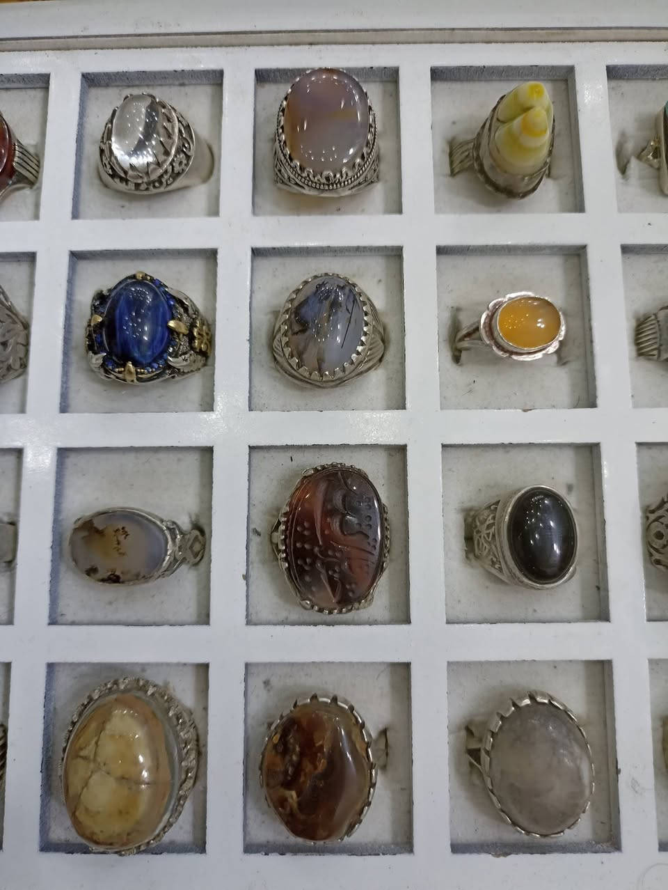 سلام عليكم
شلعه كامله 28 محبس كله اصلي وقديم عيار 925 
للبيع مكامي بغداد البلديات
كلهة بمليون
للستفسار ***********
