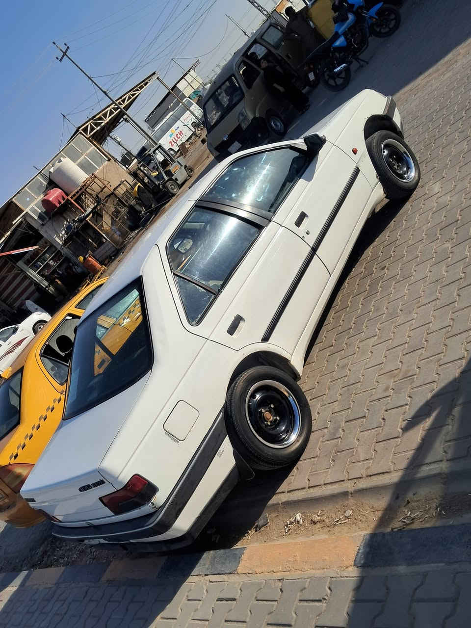 سلام عليكم بيجو ٤٠٥ موديل ١٠ كفاله من صبغ وتبديل بارد الي بلصوره ففط 
كير مكينه شرط جدد حداديه تخم تاير سنتر لوك تبريد ثلج سستم سماعات ملكه رقم دولي باقي عل استلام كهربايات من دعاميه للدعاميه 
تخم بلك ومجاول وبخاخات سياره نقصها بس سايق شرط مال جناي الف مذب منضومه تبريد جديده مكانها كوفها مشروع وطني مالكها يمي سعر ٣٣ وبيها مجال ***********
