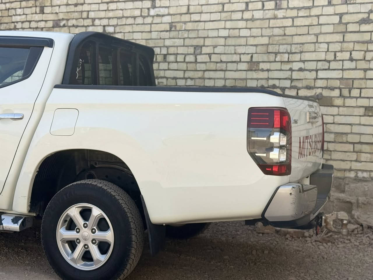 للبيع او مراوس بيك أب ميتسوبيشي موديل 2022
✔️ بنزين
✔️ فور ويل (دبل قمارة) 
✔️مكفولة بيه مكانين بارد 
✔️ رقم بغداد بسمي 
السيارة نظيفة جداً استخدام شخصي 
📍 الموقع: بغداد – المعامل
💰 السعر: 194 بيه مجال
📞 التواصل خاص أو اتصال
***********
