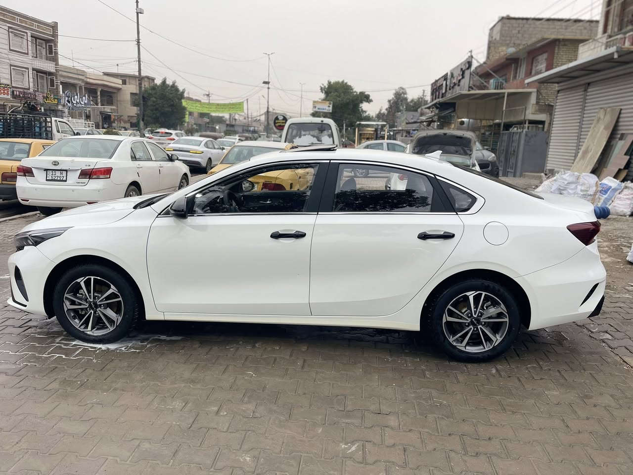 السلام عليكم كيا K3 موديل 2024 ماشية 30 الف مكفولة من الصبغ والبارد  سيارة فول بصمة فتحة شاشة كاميرا حساس امامي خلفي كشنات جلد شاحن لاسلكي مري شفط سايد بريك بصمة مانع انزلاق وضعيات قيادة مكينة 1500 دبل نوزل اشاير لد مكان السيارة بغداد الشعب ***********
