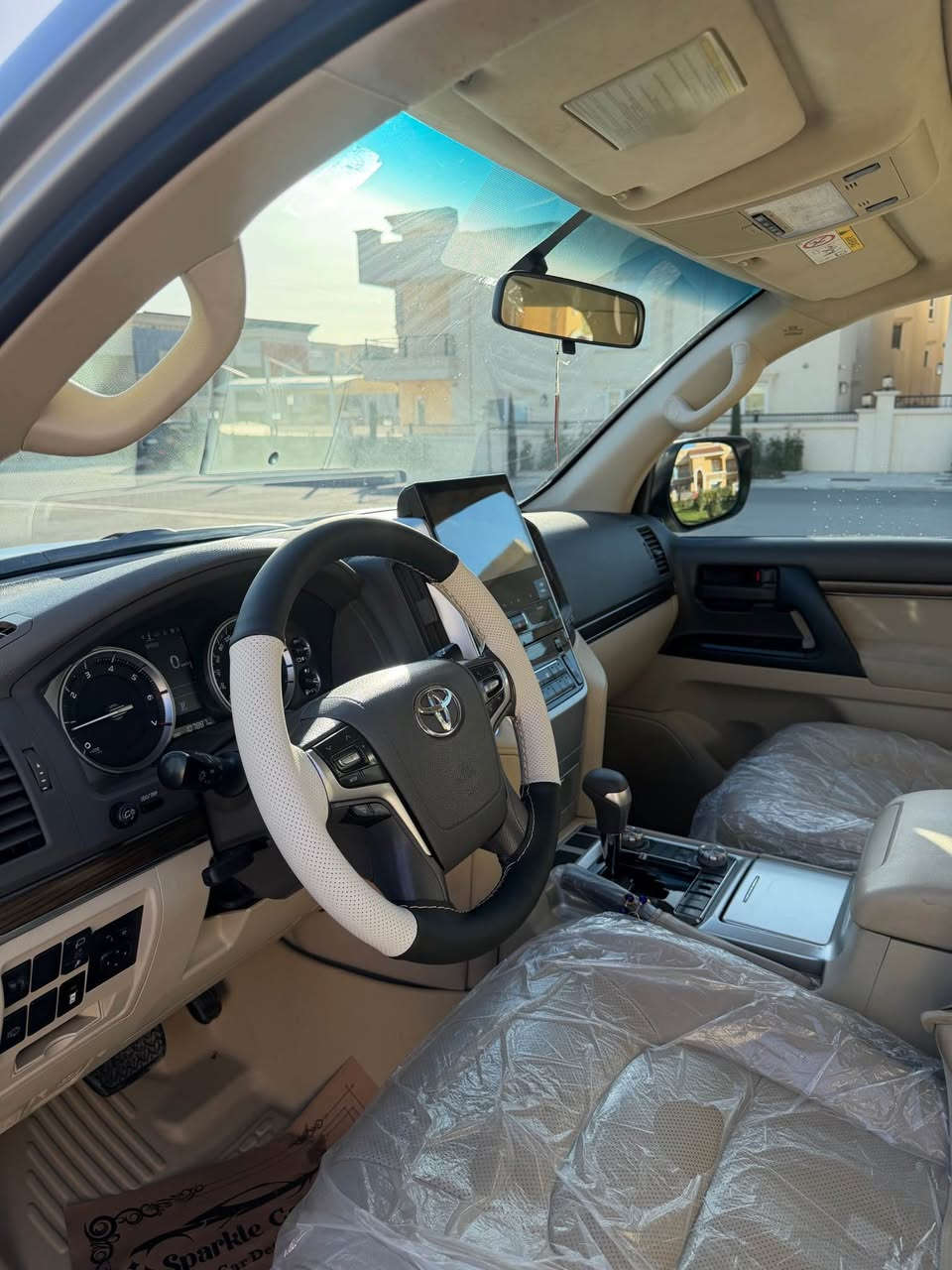 تۆیوتا لاندکروز ۲٠۱۹ شرکە سەردار 
گڕان تورین عداد لکزز ۱٠٧،٠٠٠ کم رۆشتووە 
بێ صبغ نێ لێدران گێر و مەکینە بەشەرت 
۲ جێگای بچووک pdr هەیە یەک دینار مەسرەف تێدا نیە 
شووین هەولێر 
نرخ ٤۹٠ ورقە و مەجال 
*********** أربيل, العراق
