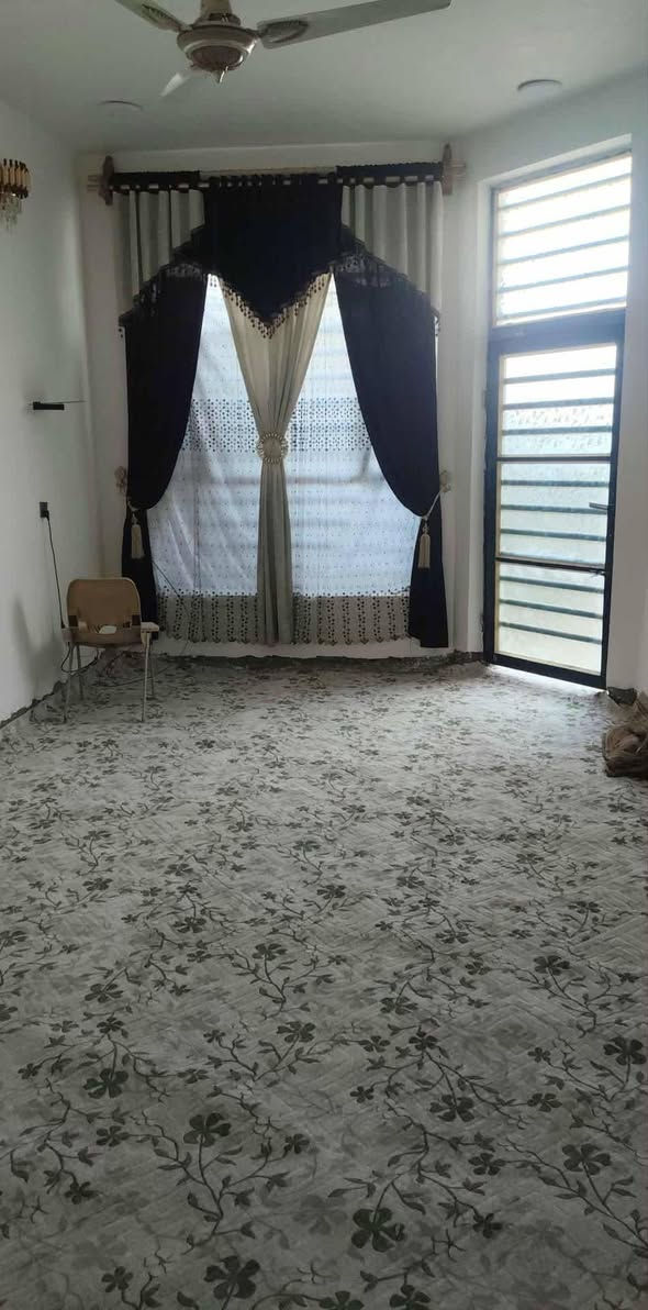 السلام عليكم دار للبيع 4 غرف نوم و2صاله ومطبخ واستقبال صيحات داخلية وخارجية ركن على ساحه 
مساحه 126عرض7ونزال18حي الصدر الرابع مقابل حي الشرطة ***********
