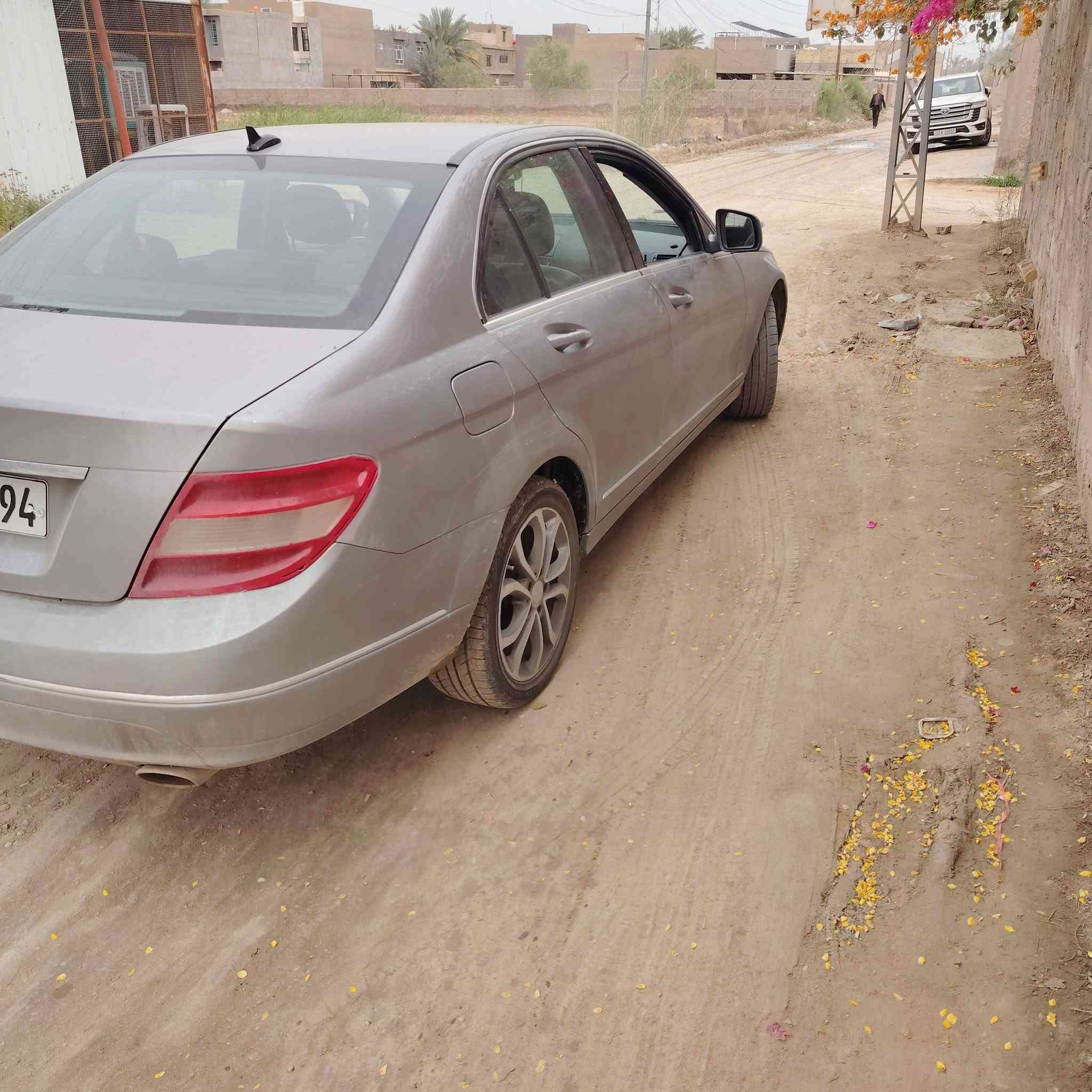 السلام عليكم.. مرسيدس مودل ٢٠٠٨ C300 سياره جاهزه خير من الله.. بيها صبغ قطع بدون دواخل
مكانها المسيب..  سعرها   105  بيها مجال للشراي
***********
