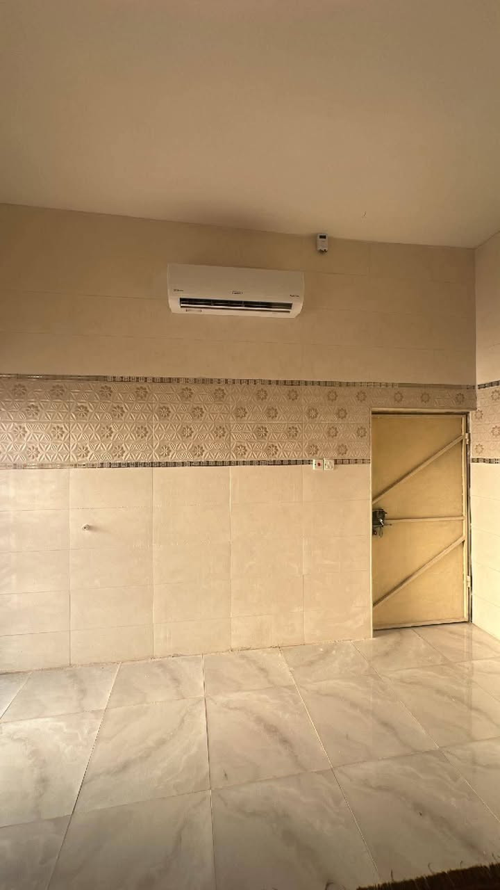 بيت المساحه 400م. غرف 3ديوان بناء درجه اولى شارع المكصب فرع الشيخ مهند الزركاني موقع كلش حلو. بناء حديث مكتب عقارات الياسري شارع المكصب ***********
***********

السعر.    110مع المجال
