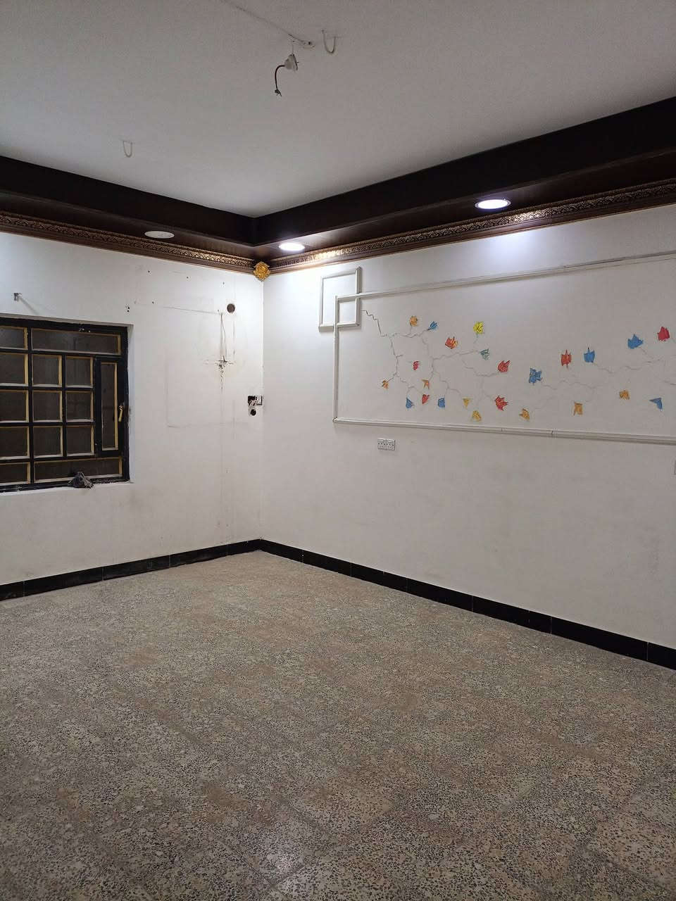 بيت اليجار في الطويسه مساحة 140 متر طابقين يحتوي على 3 غرف نوم وستقبال ومطبخ وصحيات وكراج بناء حديث سعر اليجار 900 ألف وبيه مجال قليل قريب على الشارع العام مكان راقي ممتاز الستفسار الاتصال//***********//***********// كما نستقبل جميع عروضكم وطلباتكم التجارية والعقارية المكتب مجاز قانونيا المكتب ماقبيل مطعم الحسون عقارات أبو انور فرع الطويسه
