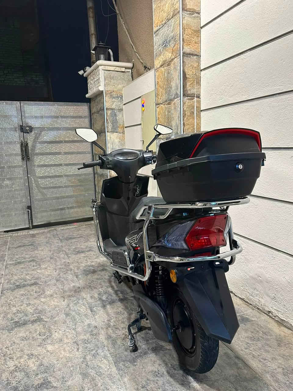 للبيع دراجة سكنس
استخدام 5 اشهر
ملف 2000w 
6 بطاريات 32 امبير 
سرعتها القصوى 60km/h
مكاني بغداد الغزالية
السعر 600 الف وبيها مجال
للاستفسار: ***********
