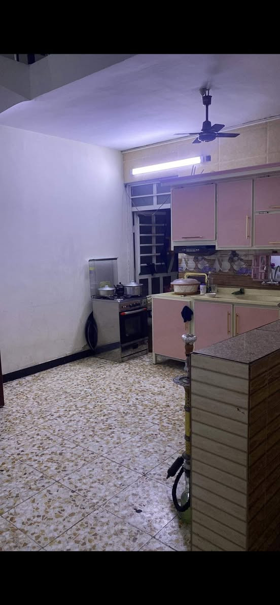 بيت 100متر لبيع
طابقين كامل الخدمات
بلديات شارع جامع سيد صلاح 
الاستفار ***********
متواجد خاص 
متواجد واتساب
