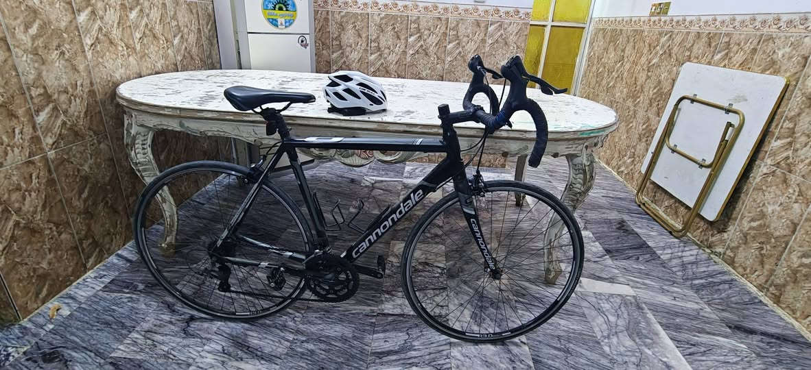بس الجناي وخيالها يعرف قيمتها هاي الماركة وخصوصا هاذة الموديل 🌟 للبيع يابا دراجة احترافية كانونديل كاد 8 (حجم 54) 🚴‍♂️
دراجة طريق (رود بايك) أصلية، تجمع بين السرعة الفائقة والخفة والمناورة، مثالية للتمارين والسرعة.
الهيكل (الفريم): ألمنيوم عالي الجودة، خفيف جداً ومتين لسهولة التحكم.
الماشة (الشوكة): كاربون فايبر (ألياف الكربون) لامتصاص الرجة واهتزازات الطريق لراحة تامة.
نظام التروس: سستم شيمانو سورا بالكامل.
 البريكات أيضاً شيمانو أصلية لأعلى درجات الأمان والتوقف السريع.
الإطارات: مقاس 700×28 

السعر 400 وبي مجال للشراي بايسكل مفول ألمنيوم صافي ولماشة كاربون فايبر ونته قيس الوزن وفوكاها ماركة كانونديل سبب البيع احتاجيت فلوس وما استخدمها هواي بسبب شغلي يم بيتي قريب وباقية بل بيت كلت اسويها فلوس نضافة 90 بلمية وتجي وتفحص يلة تشتري وبل نسبة للوزن موضحلكم بل فيديو بايسكل ريشة ينشال بتك أيد وكل بريكاتة شيمانو ول كيورة شيمانو أي نقص مابي ولخوذة البيضة هدية للشراي وبل عافية علياخذه بيع مستعجل 

***********
