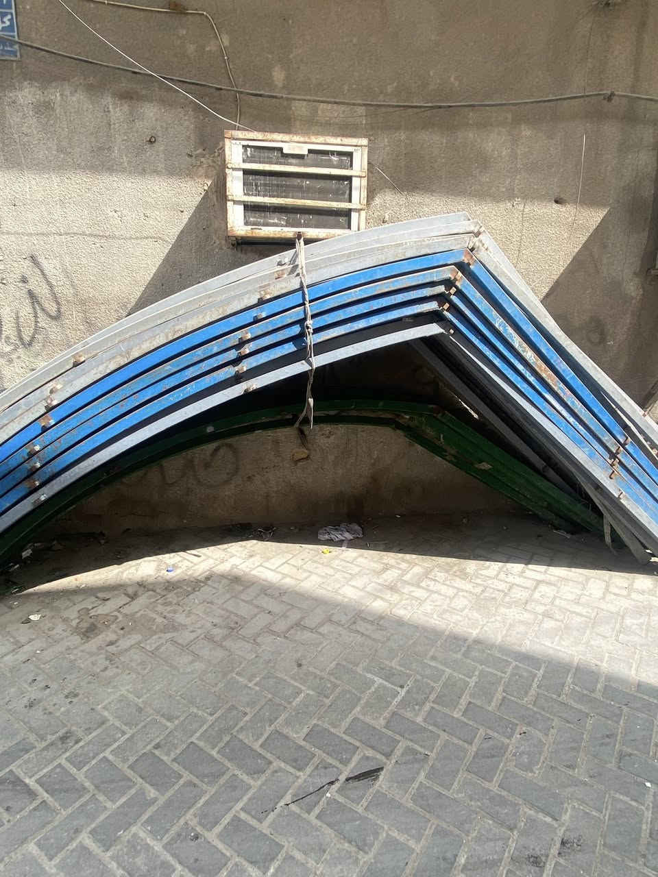 السلام عليكم جادرين للبيع أربع قطع نضيفات كدامكم طراحيه ٣ أمتار واليريد جادر واحد عادي العنوان بغداد مدينه الصدر مكلف بل نشر غير متواجد ع النت فقط هاتف ***********
