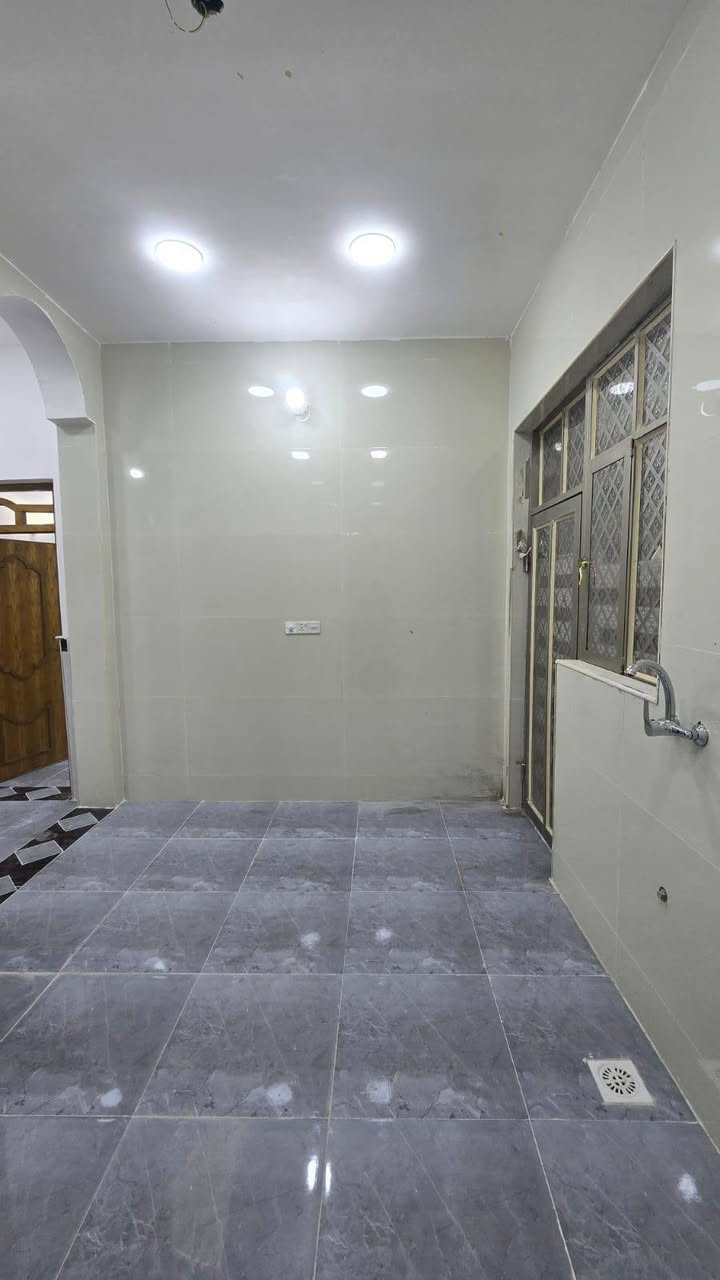 يا الله يا مسهل دار للبيع المساحة 100 مربع الطابق واحد العرض 10ب10 مو الركن بصف الركن في نهاود الثانيه قرب شارع عشرين السعر 110 وبي مجال الهاتف ***********
