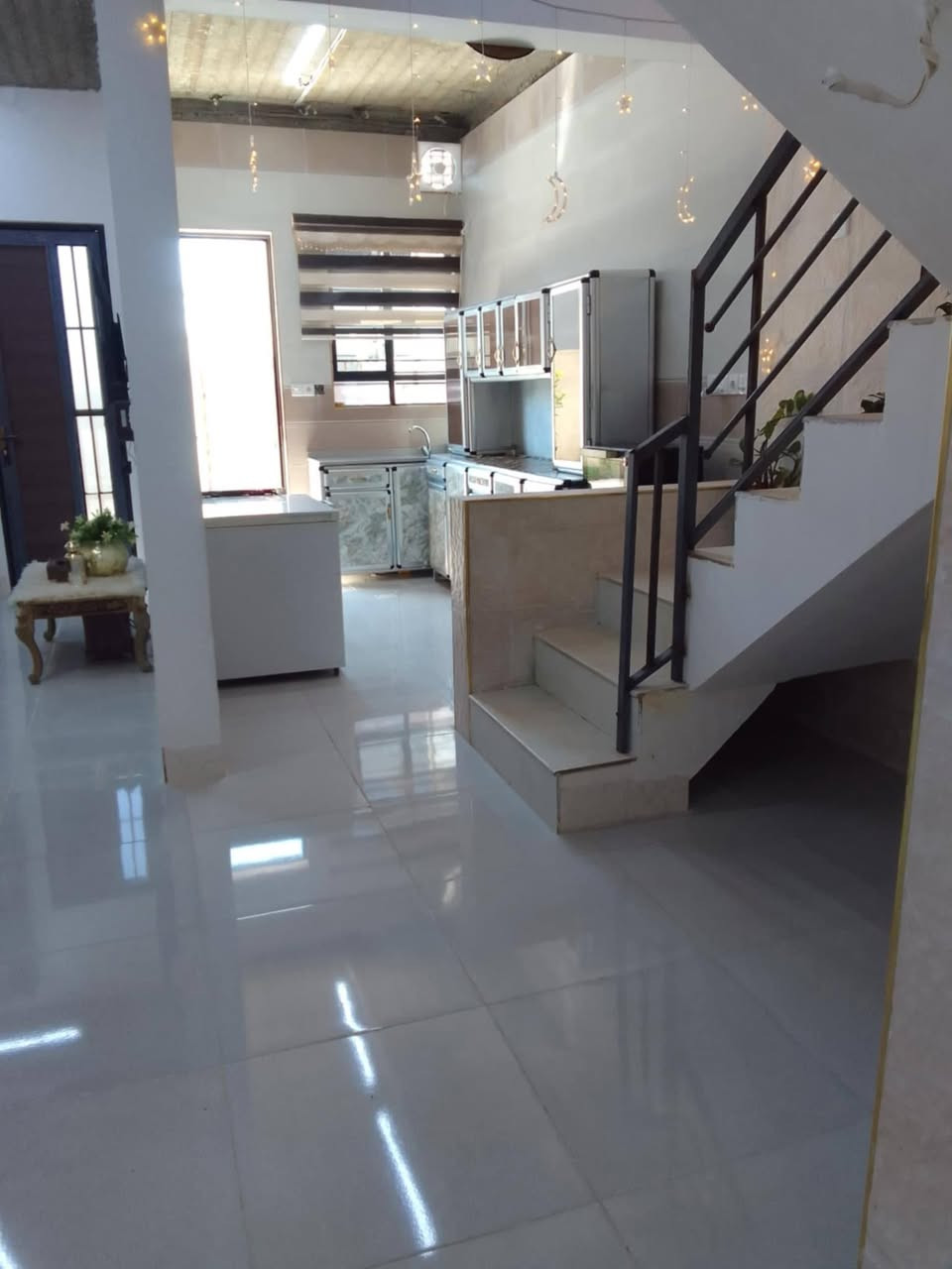 🛑 عروض مكتب الاستثمار للعقار   🏢

🛑 دار للبيع في مزارع زيونه المقابله لحي الفلاح الثانيه موقع مميز 
     وهدوء جمعية شمس نينوى .

🛑 مساحة الدار ( 100 ) متر طابقين بناء حديث  .

🛑 مساحة الواجهه للدار ( 6.25 ) متر .

🛑 اتجاه الدار غروب .

🛑 سند الدار جمعية ومعاملة البلديه مسلم فيه كرت 📜 .

🛑 الطابق الاول يتكون من :
      كراج + استقبال مفتوح مع الهول الداخلي + مطبخ + غرفة نوم 
      عدد ( 1 ) + صحيات + مناور اناره . 

🔴 الطابق الثاني يتكون من  : 
      هول داخلي + غرف نوم عدد ( 2 ) + سطح ناصي و عالي . 

🔴 سعر الدار (  85.000.000  مليون  /  وقابل للتفاوض السعر   ) 

🛑 للاستفسار عن باقي التفاصيل اكثر عن باقي التفاصيل الاتصال 
      على الأرقام التاليه او مراجعة المكتب في مزارع زيونه :

       ***********           /         ***********

🛑 اضغط على زر المتابعه ليصلك كل ما هو جديد من عروضنا  .

🛑 عنوان المكتب الموصل / مزارع زيونه المقابله لحي الفلاح الثانيه 
      قرب مولدة مزارع زيونه .

🛑 نستقبل كافة عروضكم التجاريه والسكنيه والزراعيه والجمعيات .
