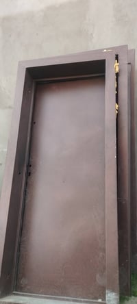 ابواب قاصه حديد جديد غير مستخدم للبيع بسعر مناسب العدد ٦ الشراي يتصل 0...